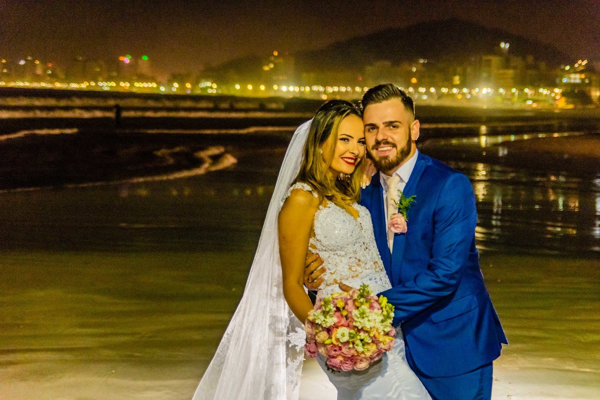 noivos noiva véu longo itapema noivo terno azul casamento na praia