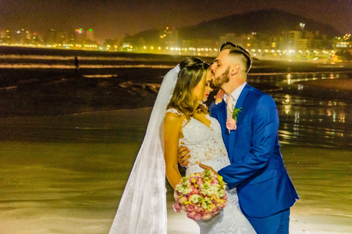 noivos noiva véu longo itapema noivo terno azul casamento na praia