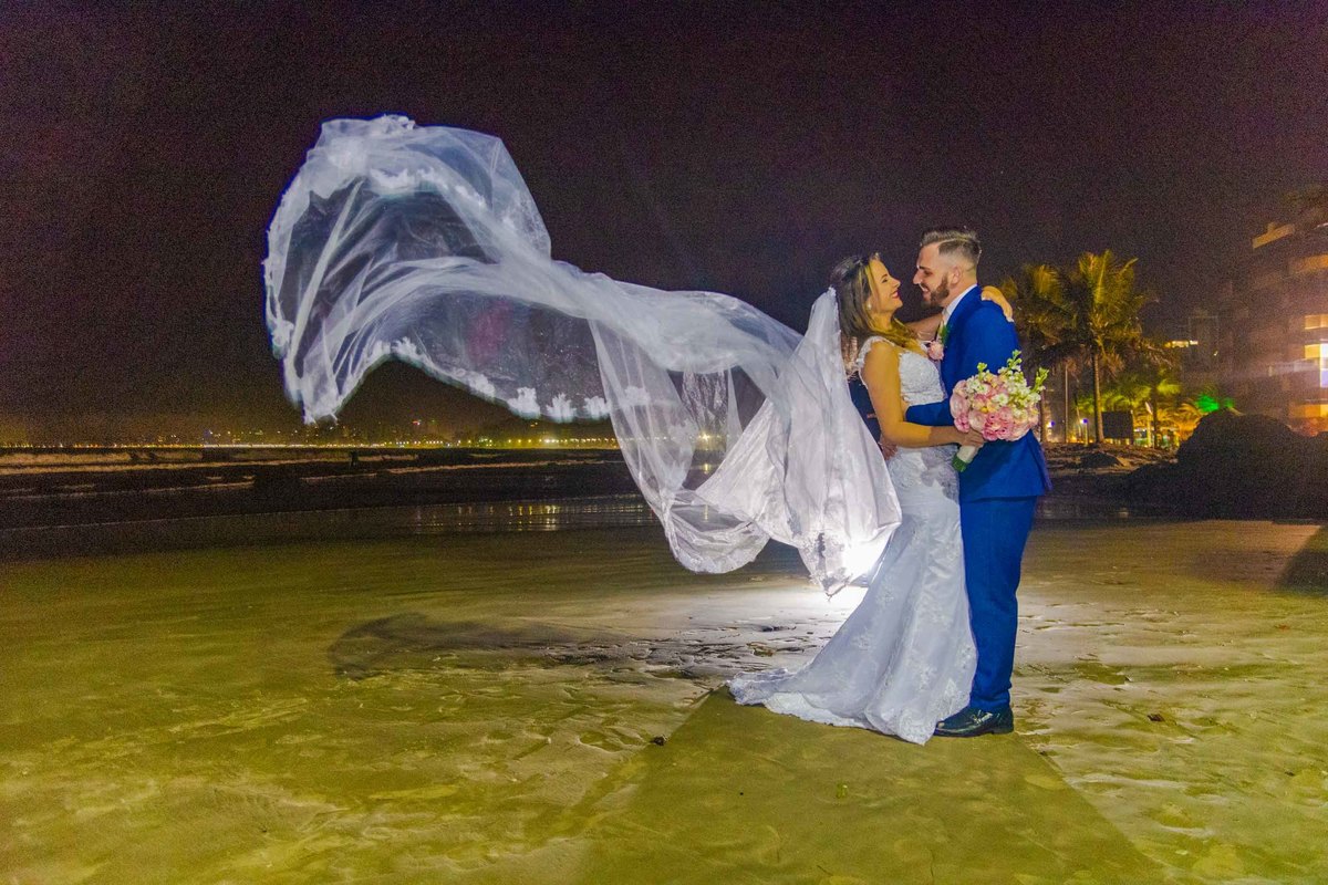 noivos noiva véu longo itapema noivo terno azul casamento na praia