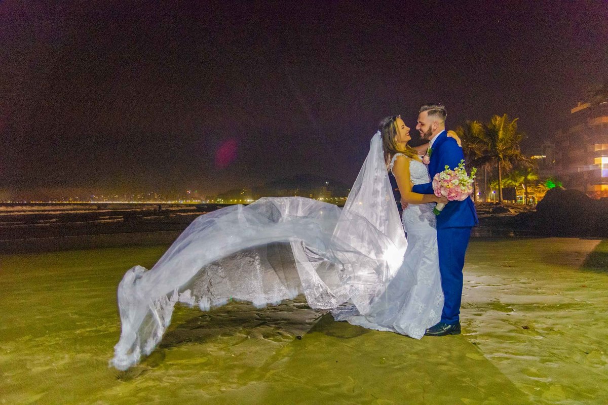 noivos noiva véu longo itapema noivo terno azul casamento na praia