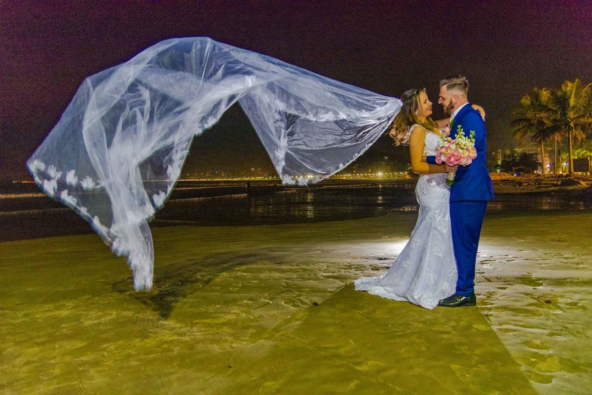 noivos noiva véu longo itapema noivo terno azul casamento na praia