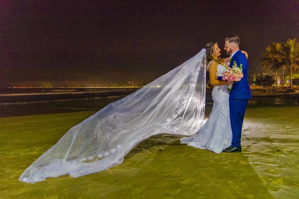 noivos noiva véu longo itapema noivo terno azul casamento na praia