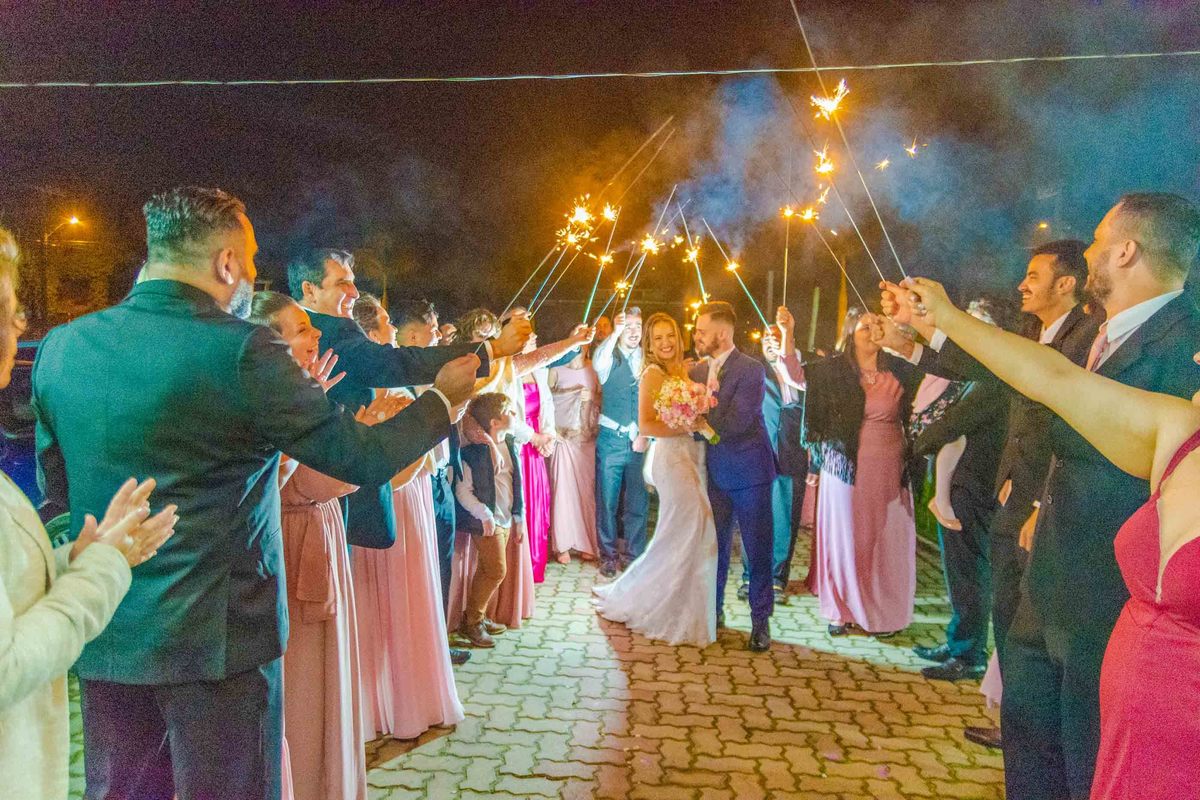 entrada com sparkles noivos noiva véu longo itapema noivo terno azul casamento na praia