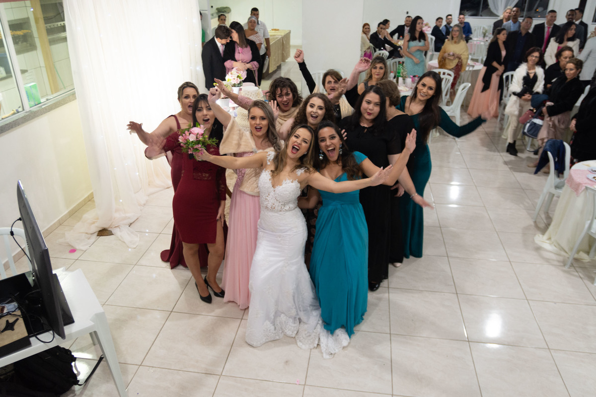 noiva com convidados buquê