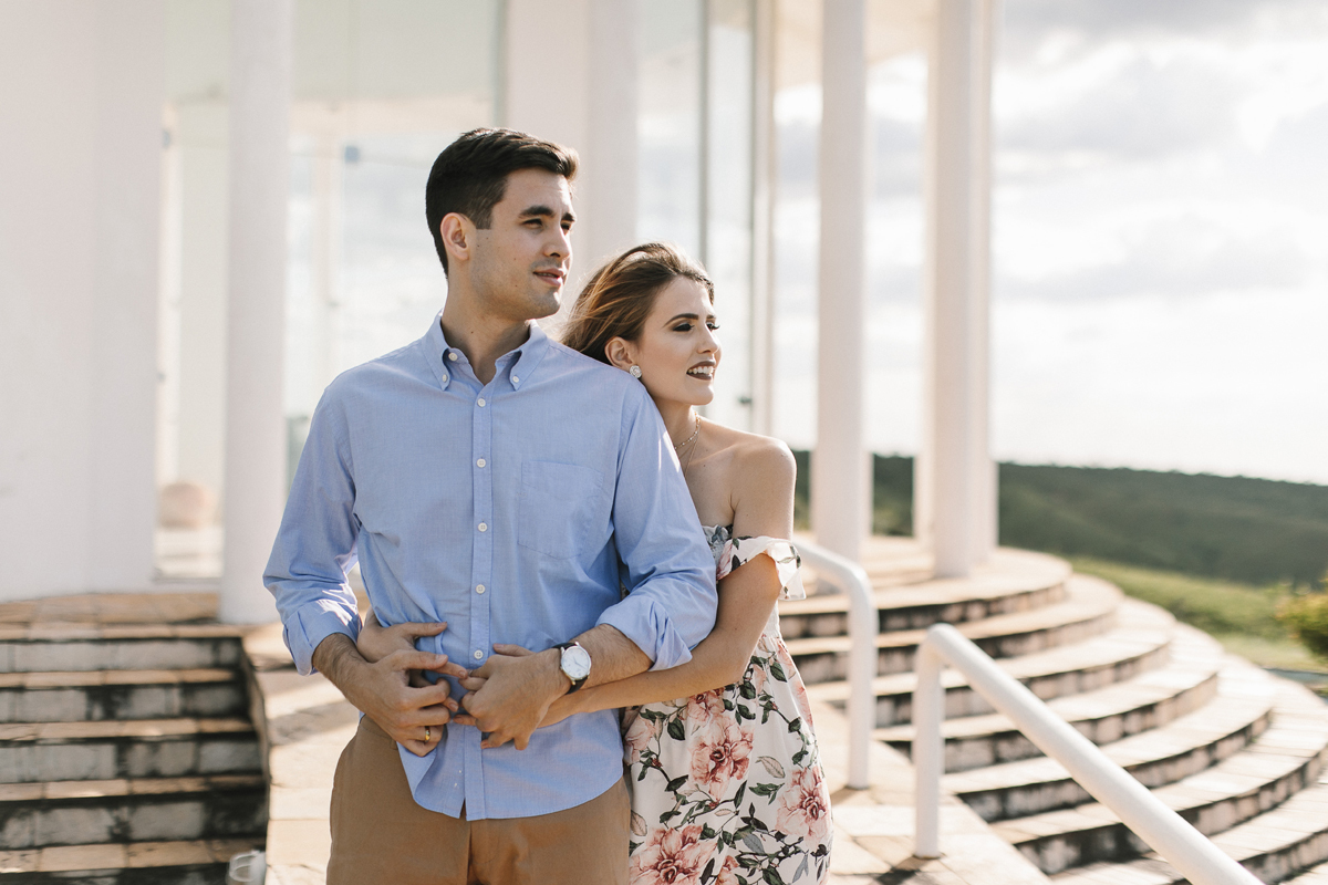 Ensaio romântico, casal abraçados na escadaria em meio a natureza, paraíso na terra, fotógrafo paulo victor lago