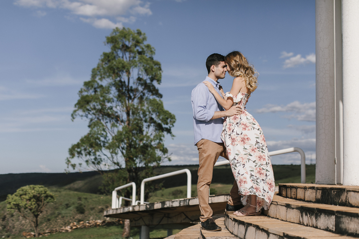 Ensaio romântico, casal se olhando e quase se beijando em meio a natureza, paraíso na terra, fotógrafo paulo victor lago