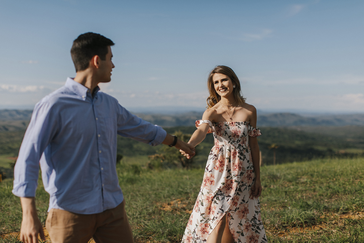 Ensaio romântico, casal de mãos dadas se olhando em meio a natureza, paraíso na terra, fotógrafo paulo victor lago