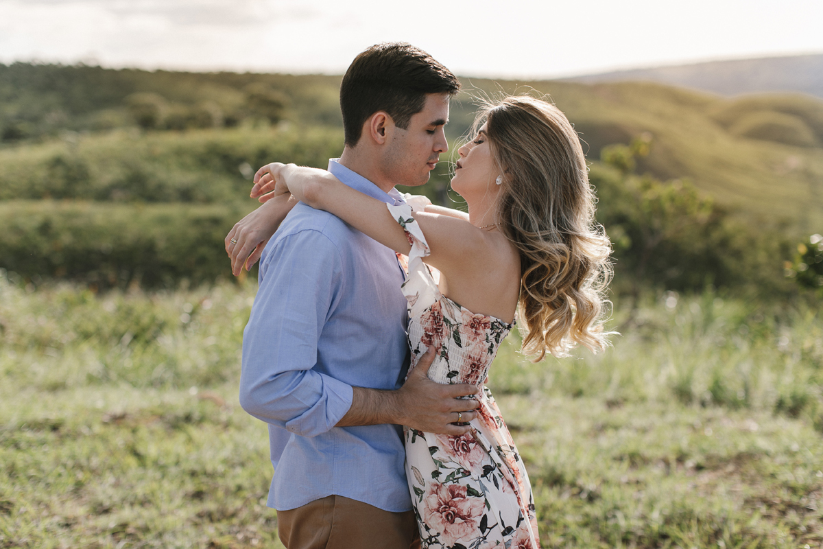 Ensaio romântico, casal abraçados no por do solem meio a natureza, paraíso na terra, fotógrafo paulo victor lago