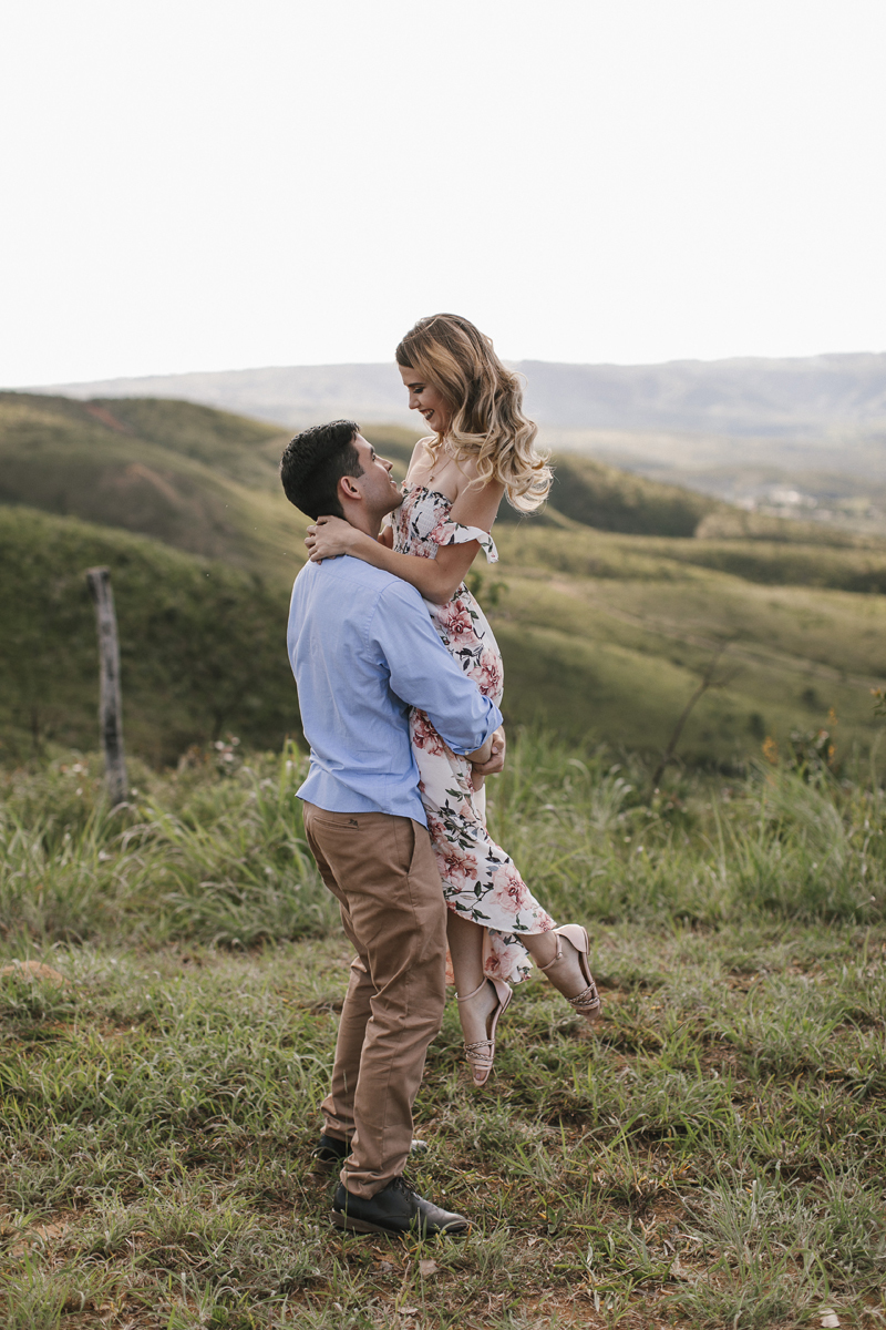 Ensaio romântico, casal abraçados no por do sol em meio a natureza, paraíso na terra, fotógrafo paulo victor lago
