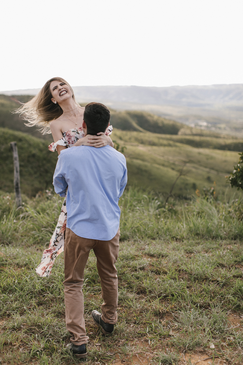 Ensaio romântico, casal abraçados no por do sol em meio a natureza, paraíso na terra, fotógrafo paulo victor lago