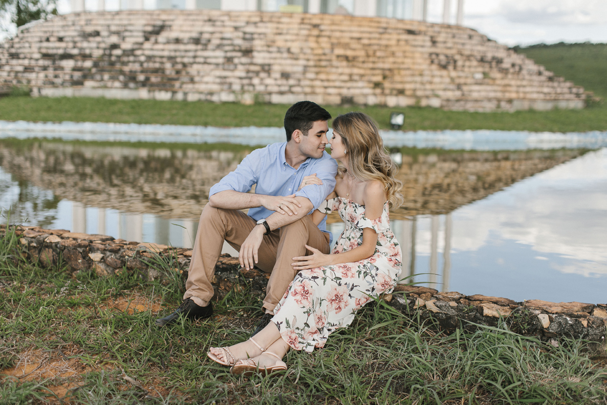 Ensaio romântico, casal beijando ao ar livre em meio a natureza, paraíso na terra, fotógrafo paulo victor lago