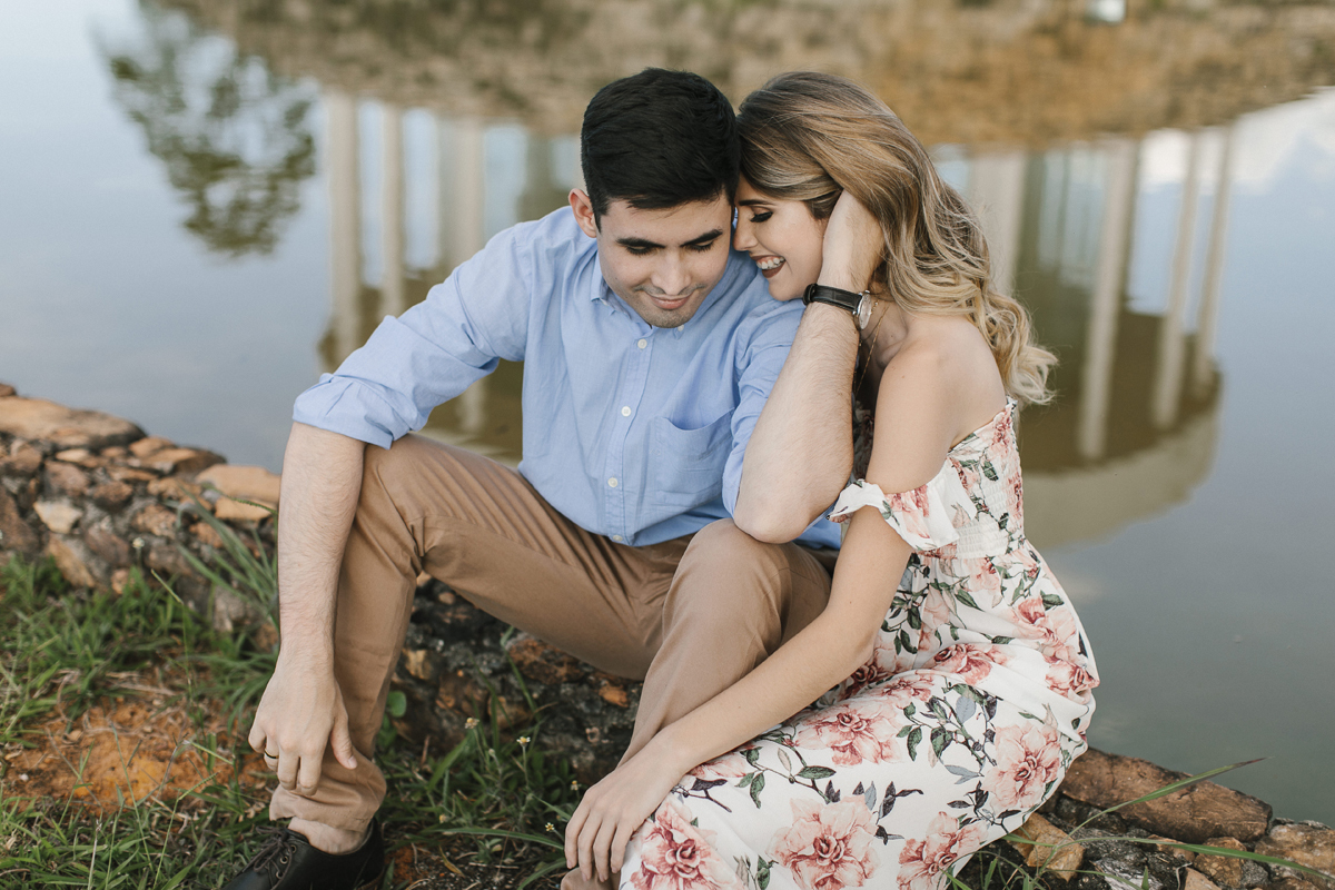 Ensaio romântico, casal trocando carinho em meio a natureza, paraíso na terra, fotógrafo paulo victor lago