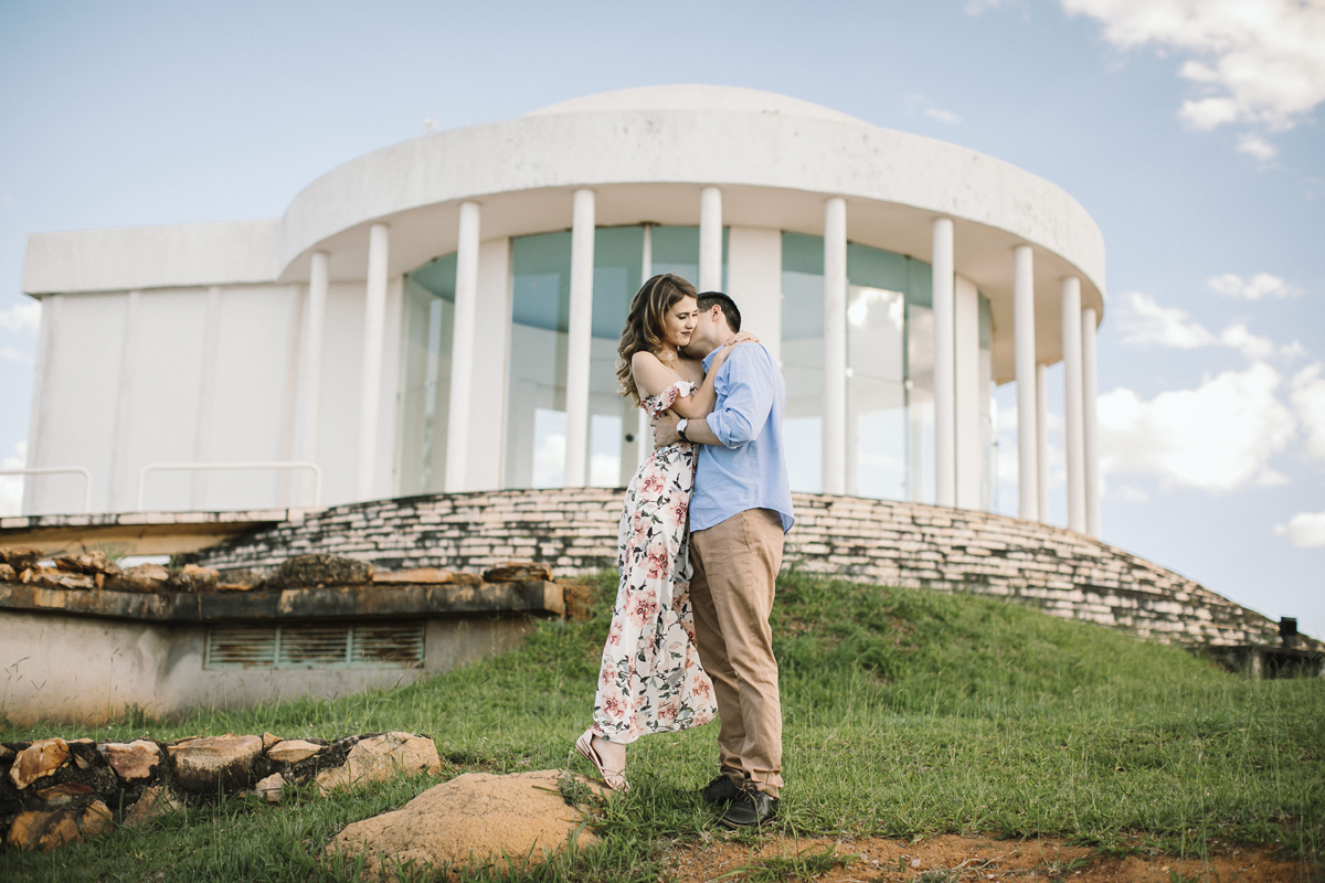 Ensaio romântico, casal trocando carinhos em meio a natureza, paraíso na terra, fotógrafo paulo victor lago