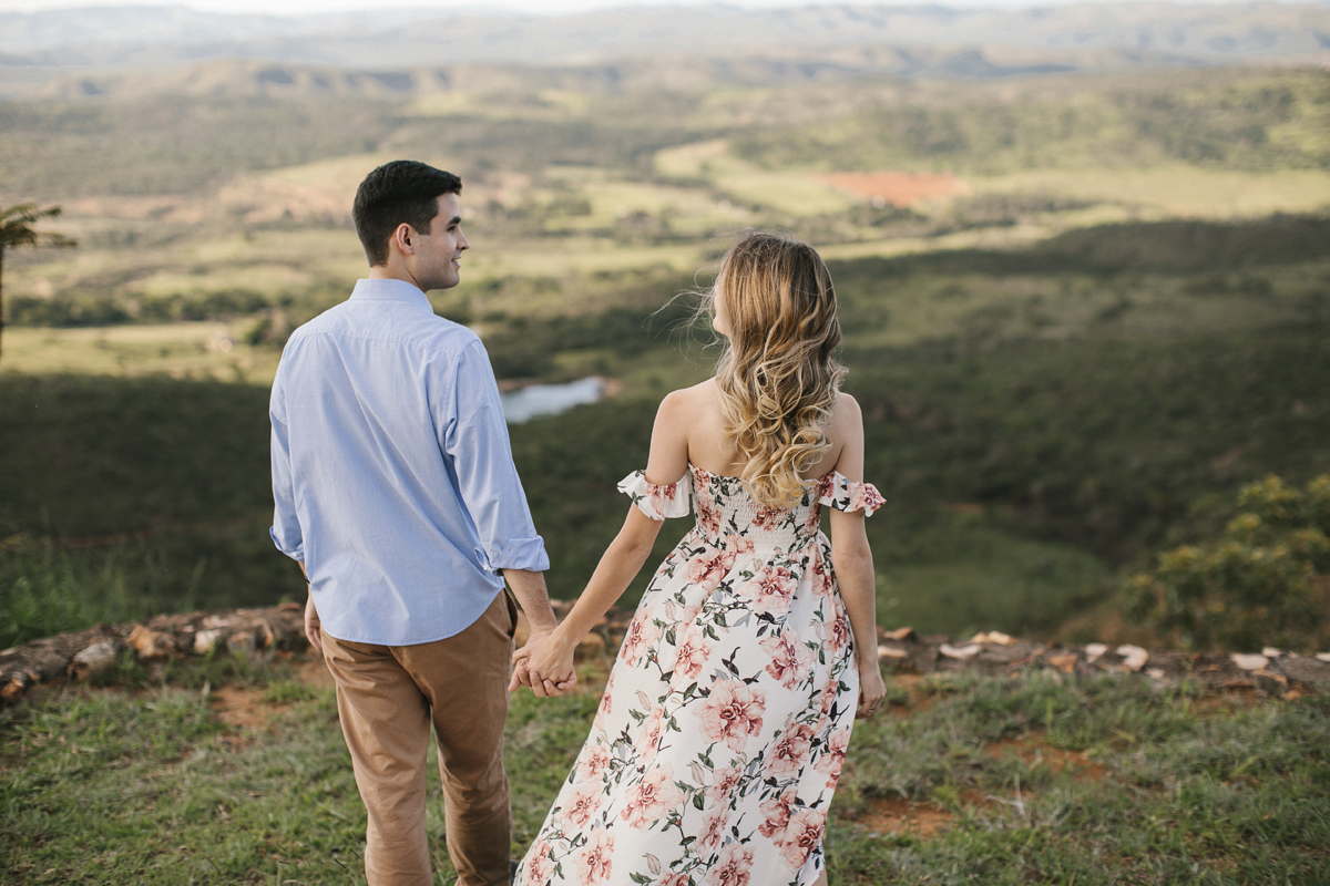 Ensaio romântico, casal apaixonado de mãos dadas em meio a natureza, paraíso na terra, fotógrafo paulo victor lago