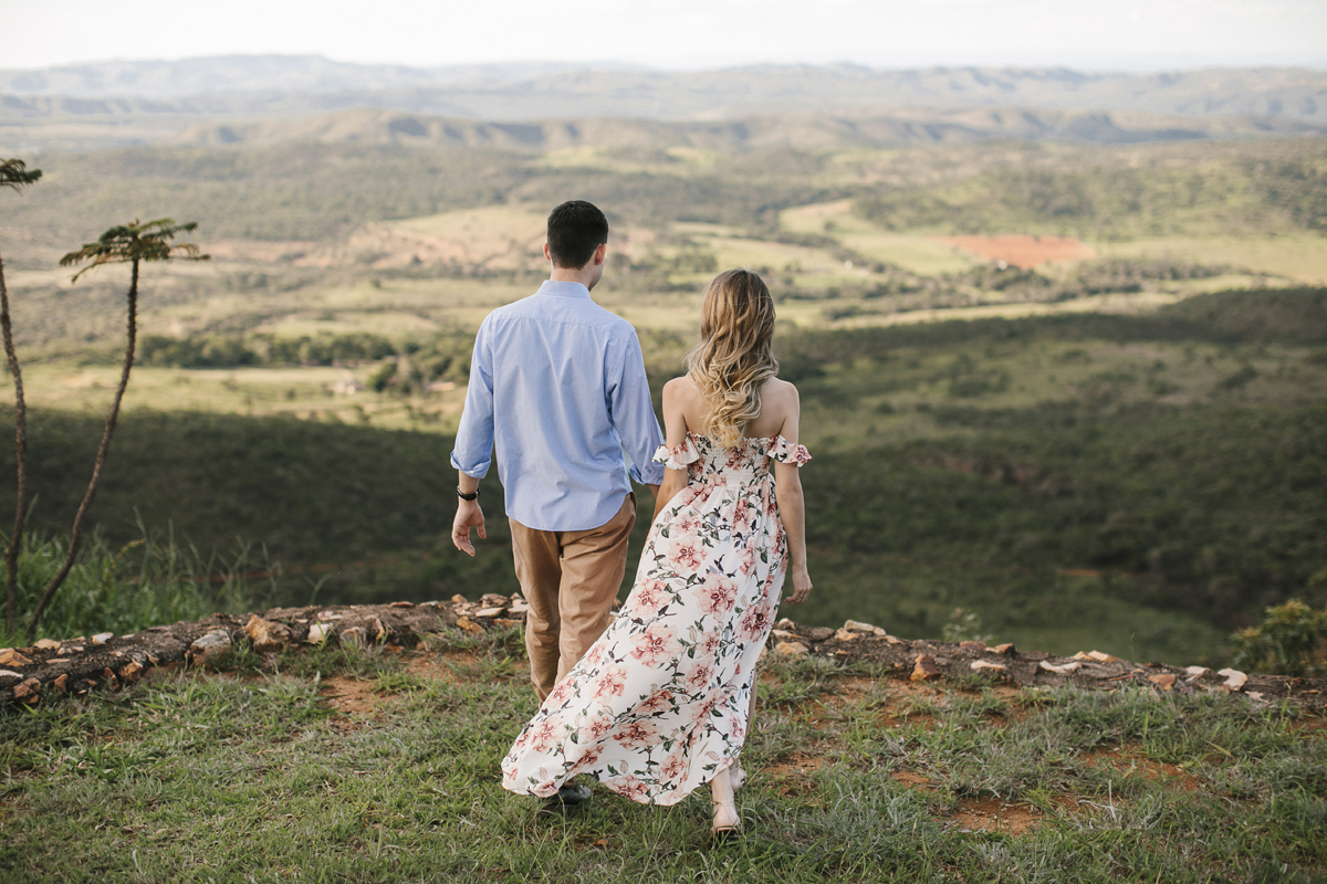 Ensaio romântico, casal apaixonado de mãos dadas em meio a natureza, paraíso na terra, fotógrafo paulo victor lago