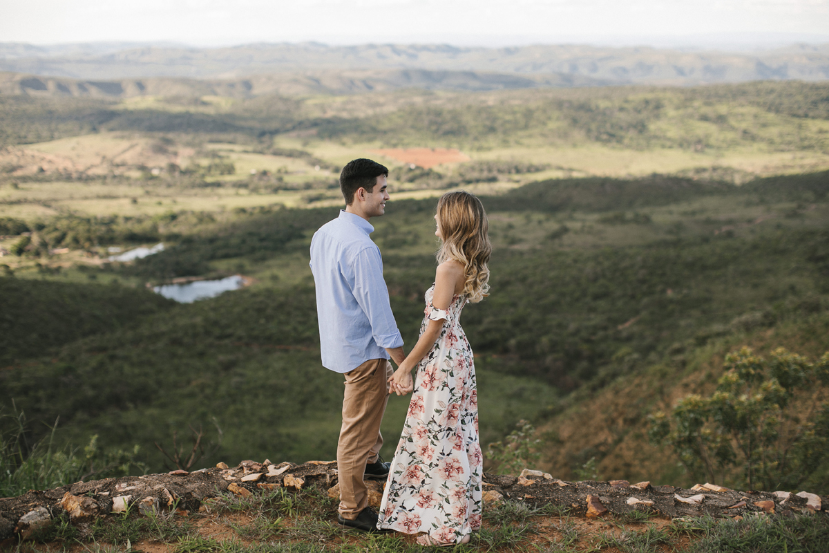 Ensaio romântico, casal apaixonado de mãos dadas em meio a natureza, paraíso na terra, fotógrafo paulo victor lago