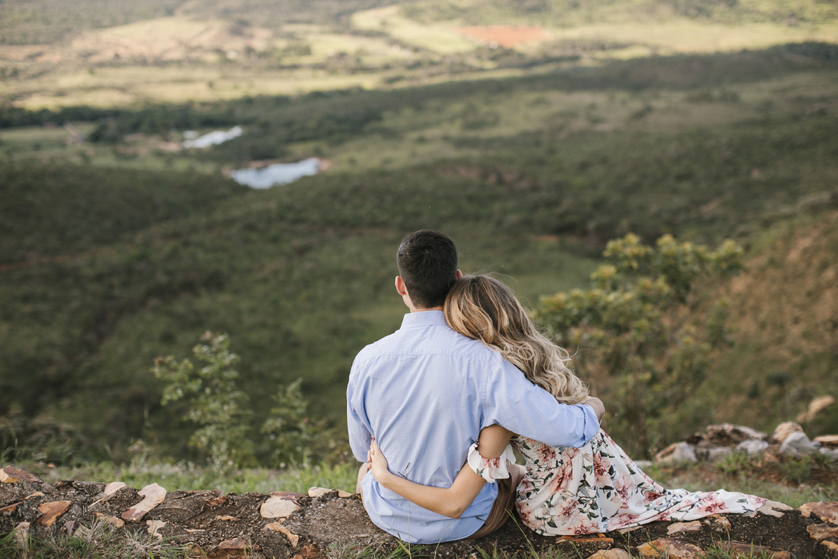 Ensaio romântico, casal apaixonado abraçados em meio a natureza, paraíso na terra, fotógrafo paulo victor lago
