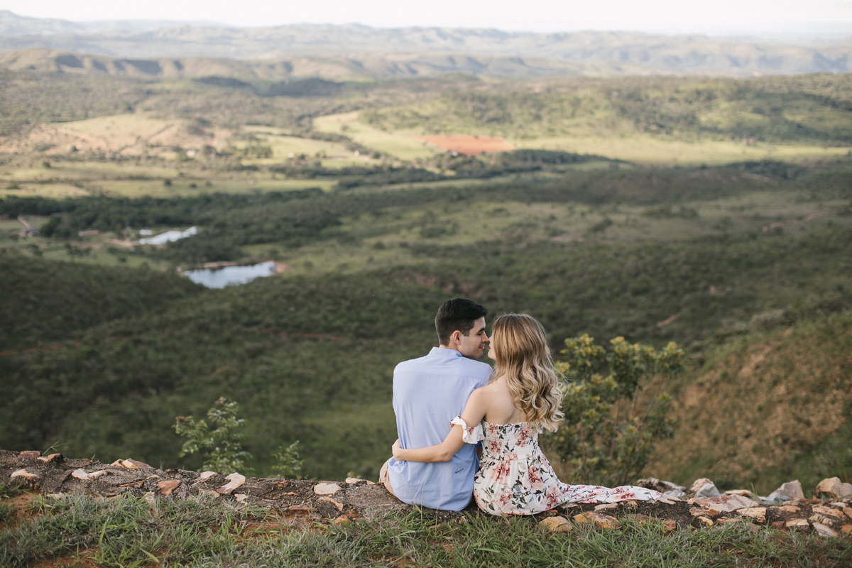 Ensaio romântico, casal apaixonado abraçados em meio a natureza, paraíso na terra, fotógrafo paulo victor lago