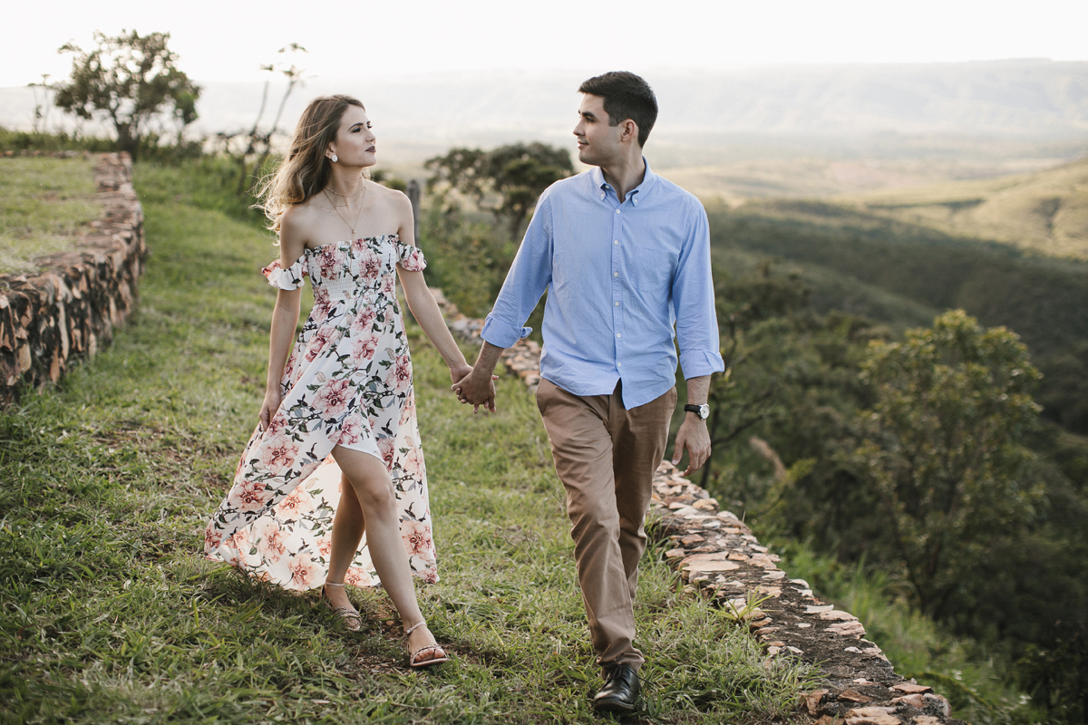 Ensaio romântico, casal apaixonado de mãos dadas em meio a natureza, paraíso na terra, fotógrafo paulo victor lago