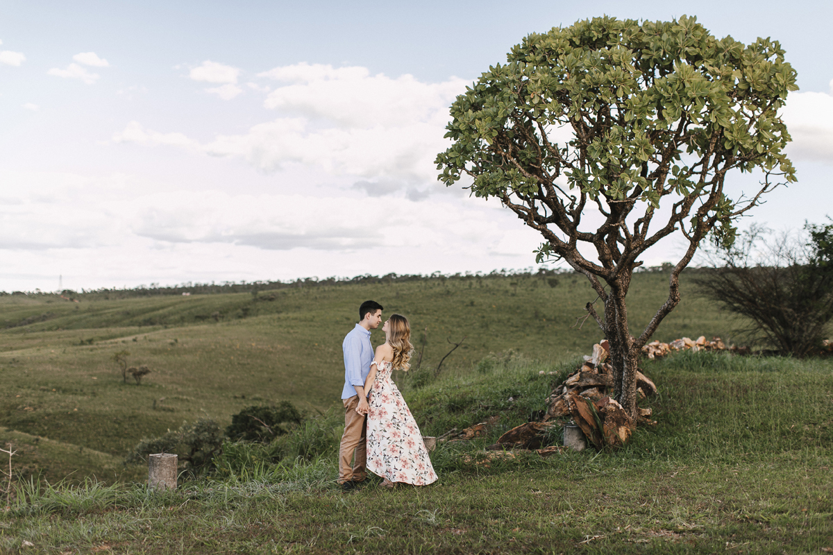 Ensaio romântico, casal apaixonado se beijando em meio a natureza, paraíso na terra, fotógrafo paulo victor lago