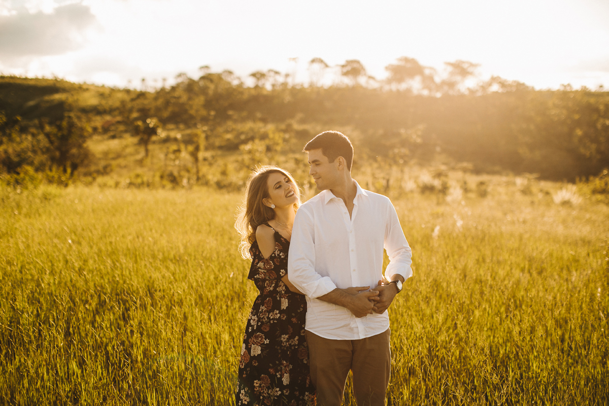 Ensaio romântico, casal apaixonado se abraçando no por do sol em meio a natureza, paraíso na terra, fotógrafo paulo victor lago