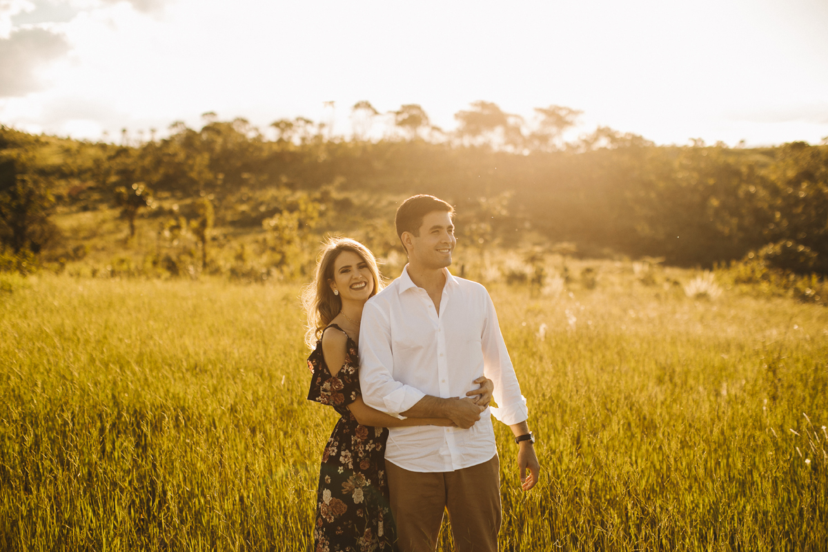 Ensaio romântico, casal apaixonado se abraçando no por do sol em meio a natureza, paraíso na terra, fotógrafo paulo victor lago