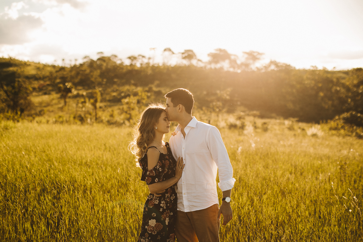 Ensaio romântico, casal apaixonado se beijando no por do sol em meio a natureza, paraíso na terra, fotógrafo paulo victor lago
