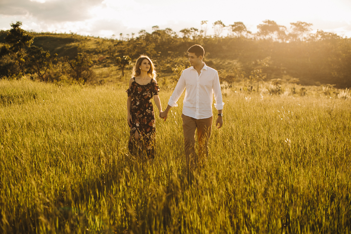Ensaio romântico, casal apaixonado de mãos dadas no por do sol em meio a natureza, paraíso na terra, fotógrafo paulo victor lago