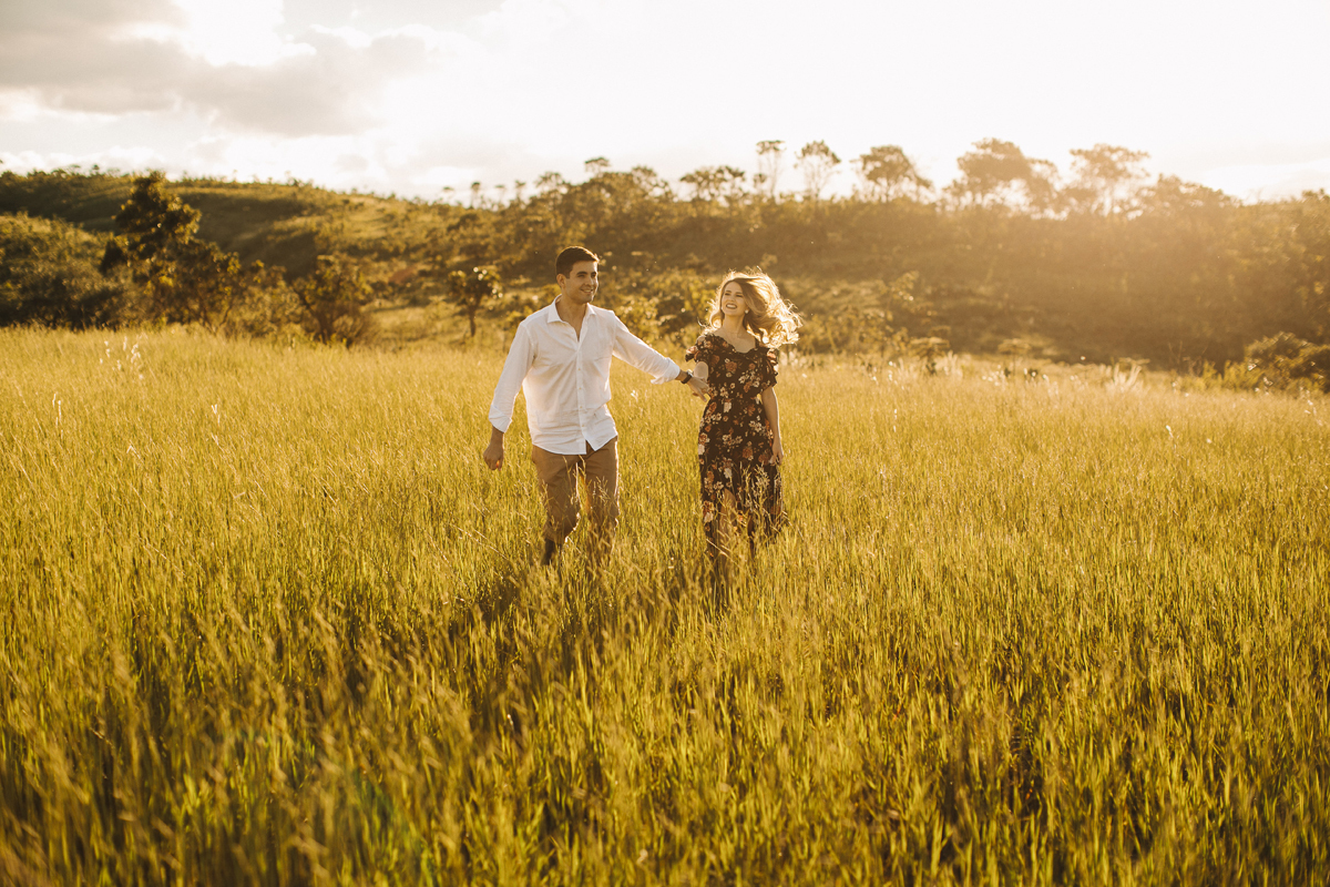 Ensaio romântico, casal apaixonado correndo de mãos dadas no por do sol em meio a natureza, paraíso na terra, fotógrafo paulo victor lago