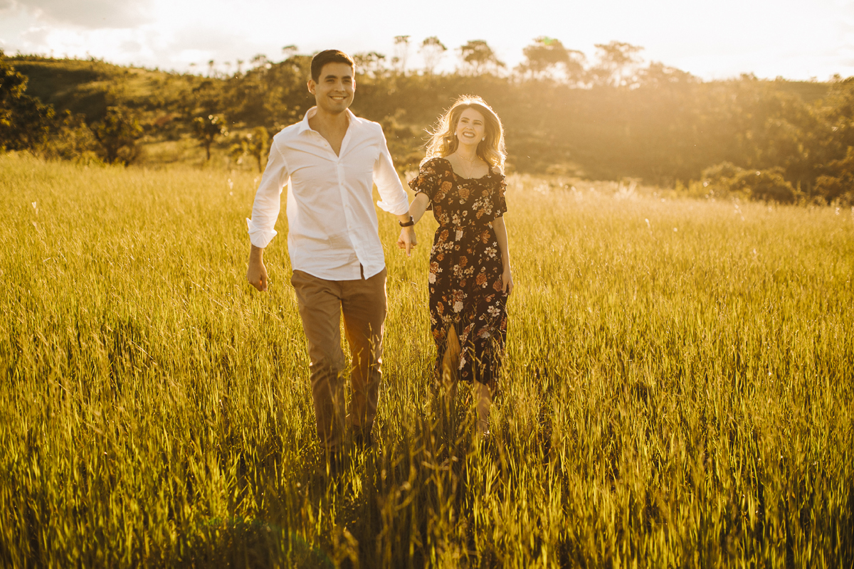 Ensaio romântico, casal apaixonado correndo de mãos dadas no por do sol em meio a natureza, paraíso na terra, fotógrafo paulo victor lago
