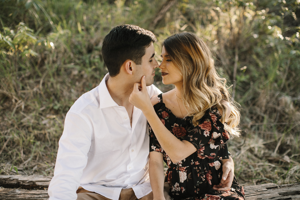 Ensaio romântico, casal apaixonado trocando carinhos em meio a natureza, paraíso na terra, fotógrafo paulo victor lago