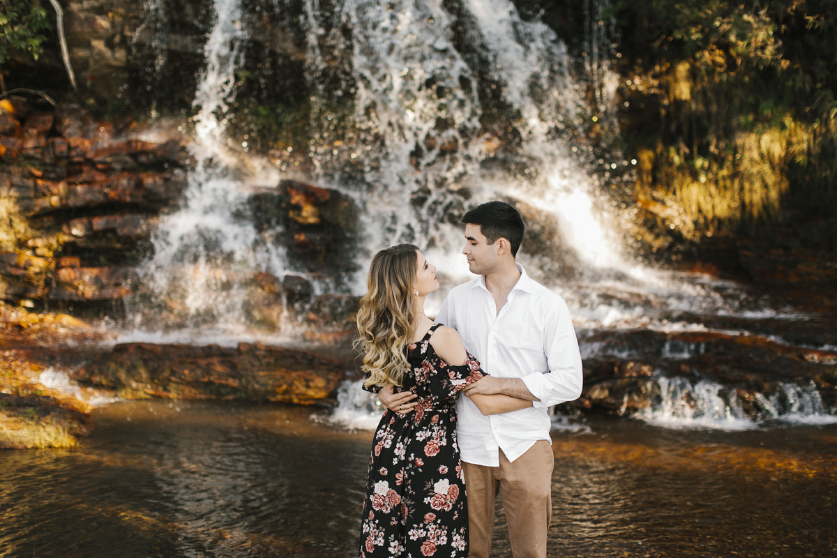 Ensaio romântico, casal apaixonado trocando carinhos em meio a natureza, na cachoeira do paraíso na terra, fotógrafo paulo victor lago