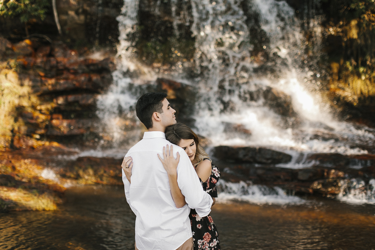 Ensaio romântico, casal apaixonado se abraçando em meio a natureza, na cachoeira do paraíso na terra, fotógrafo paulo victor lago