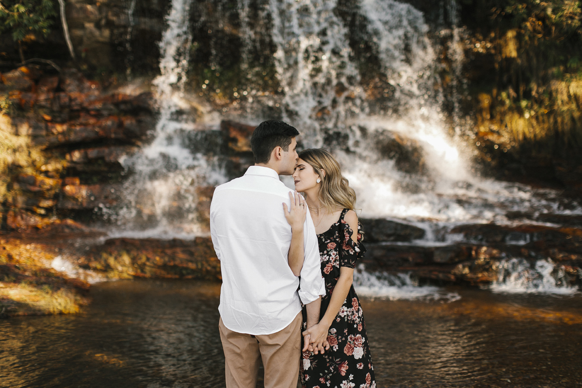 Ensaio romântico, casal apaixonado se abraçando em meio a natureza, na cachoeira do paraíso na terra, fotógrafo paulo victor lago
