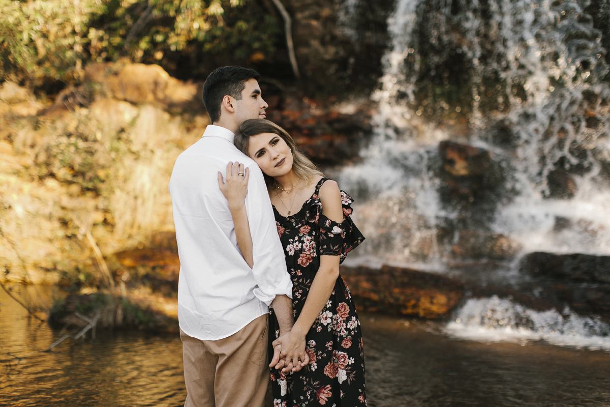 Ensaio romântico, casal apaixonado se abraçando em meio a natureza, na cachoeira do paraíso na terra, fotógrafo paulo victor lago