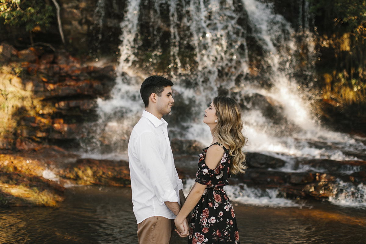Ensaio romântico, casal apaixonado de mãos dadas em meio a natureza, na cachoeira do paraíso na terra, fotógrafo paulo victor lago