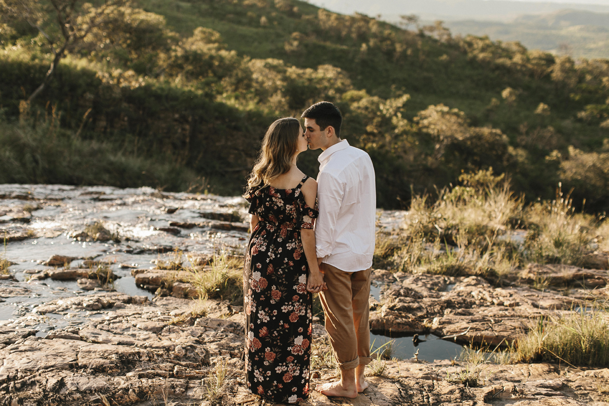Ensaio romântico, casal apaixonado se beijando em meio a natureza, na cachoeira do paraíso na terra, fotógrafo paulo victor lago