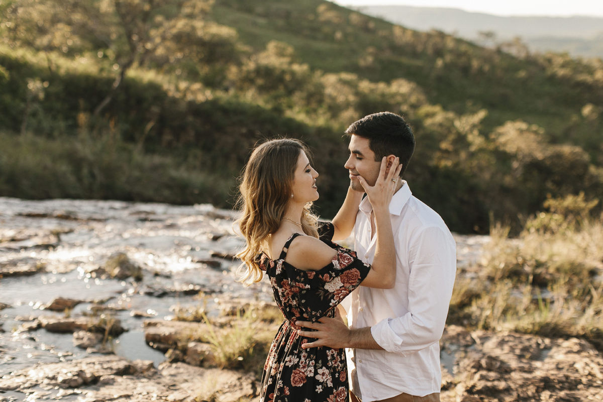 Ensaio romântico, casal apaixonado se olhando em meio a natureza, na cachoeira do paraíso na terra, fotógrafo paulo victor lago