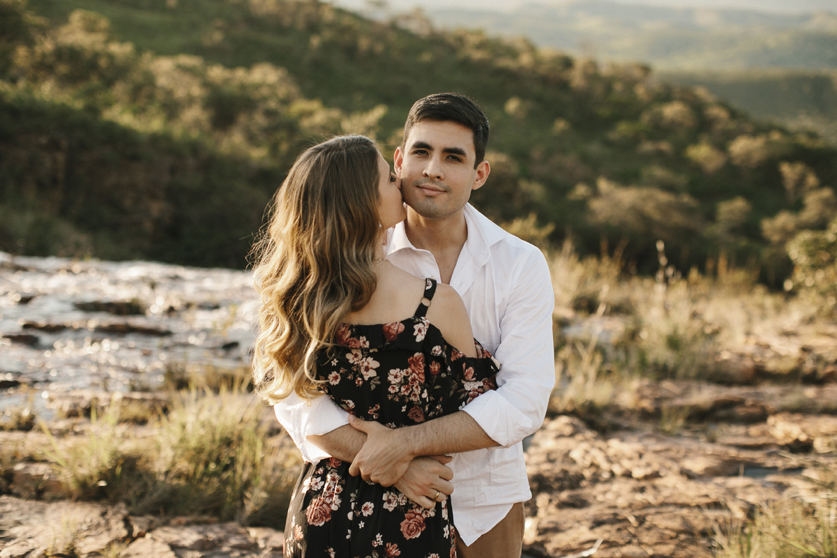 Ensaio romântico, casal apaixonado se beijando em meio a natureza, na cachoeira do paraíso na terra, fotógrafo paulo victor lago