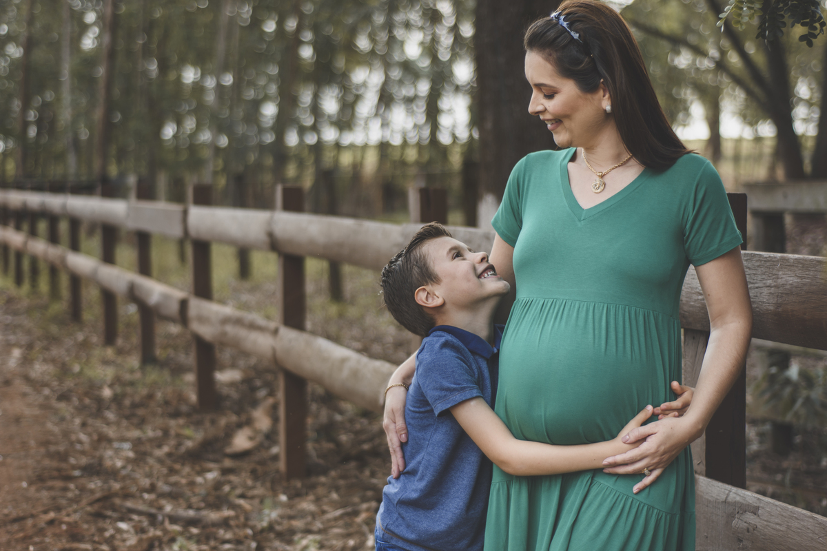foto de mãe grávida com filho