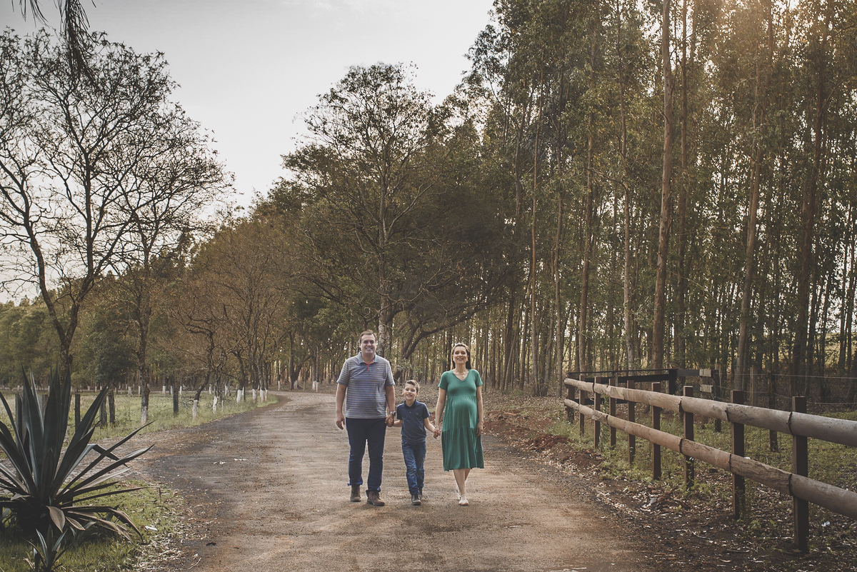 Foto de casal gestante na fazenda