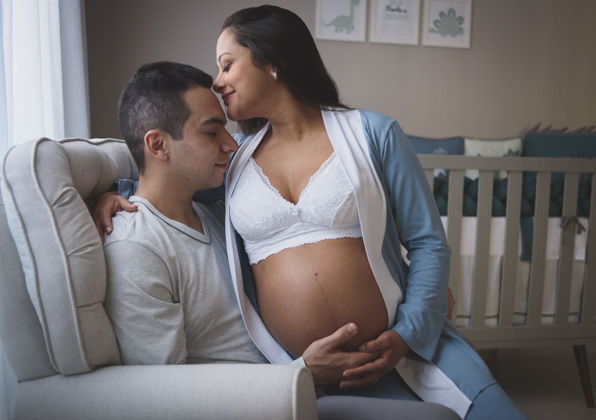 Foto de gestante no no colo do papai
