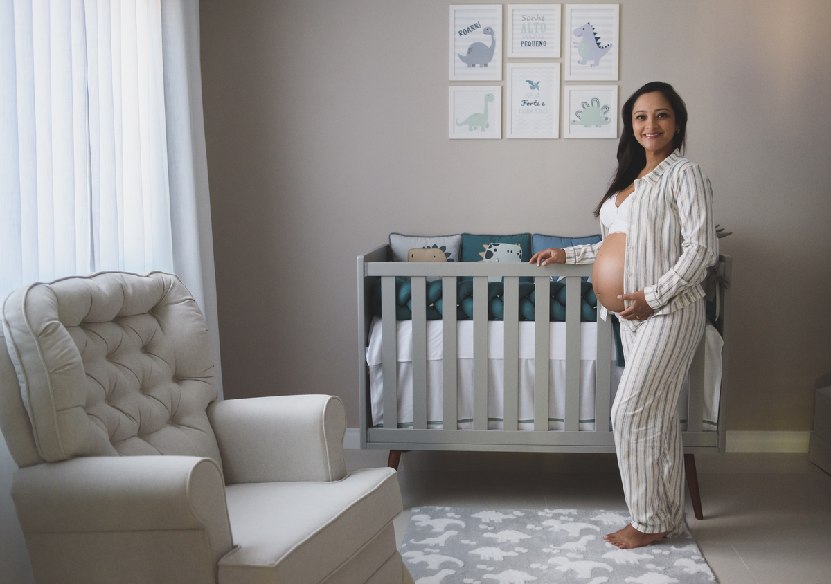 foto de gestante no quarto do bebe