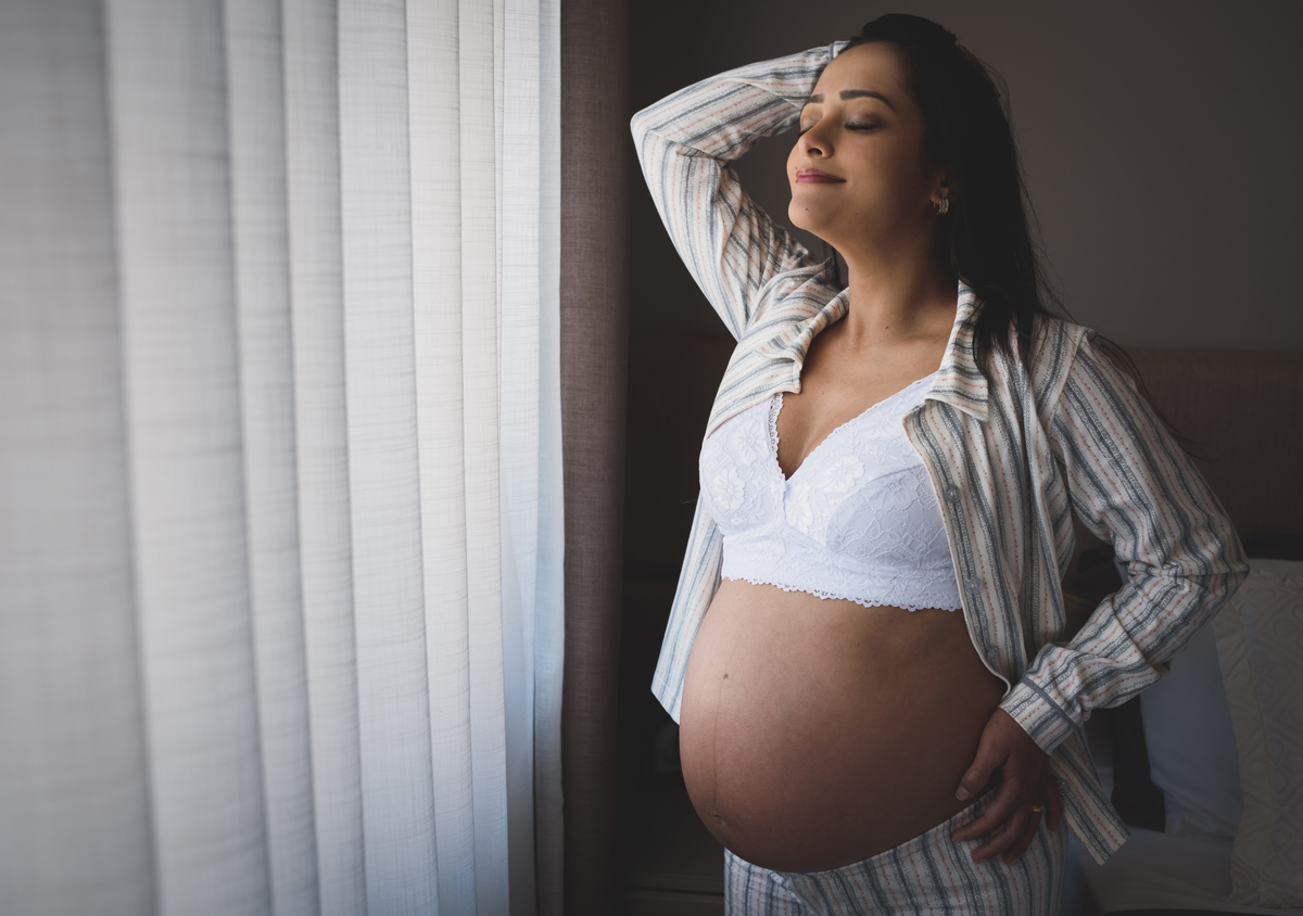 retrato de gestante com luz natural de janela