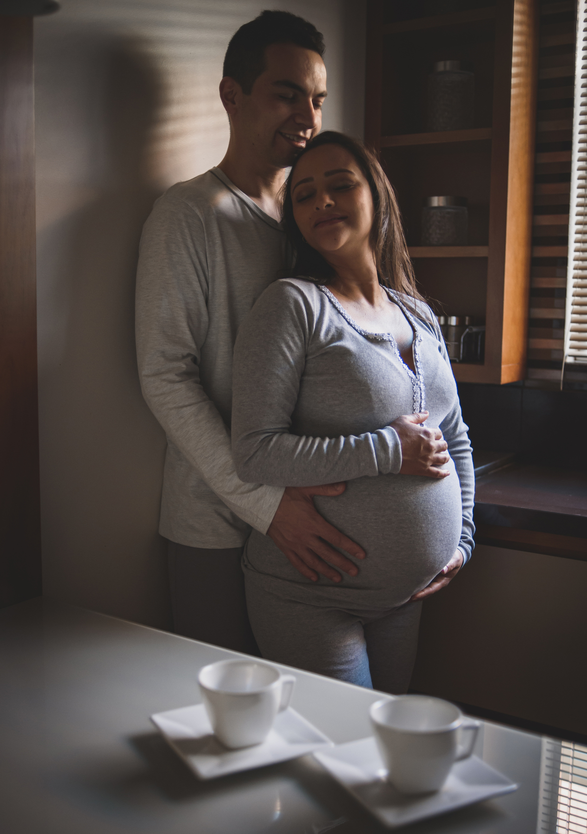foto de casal gestante na cozinha