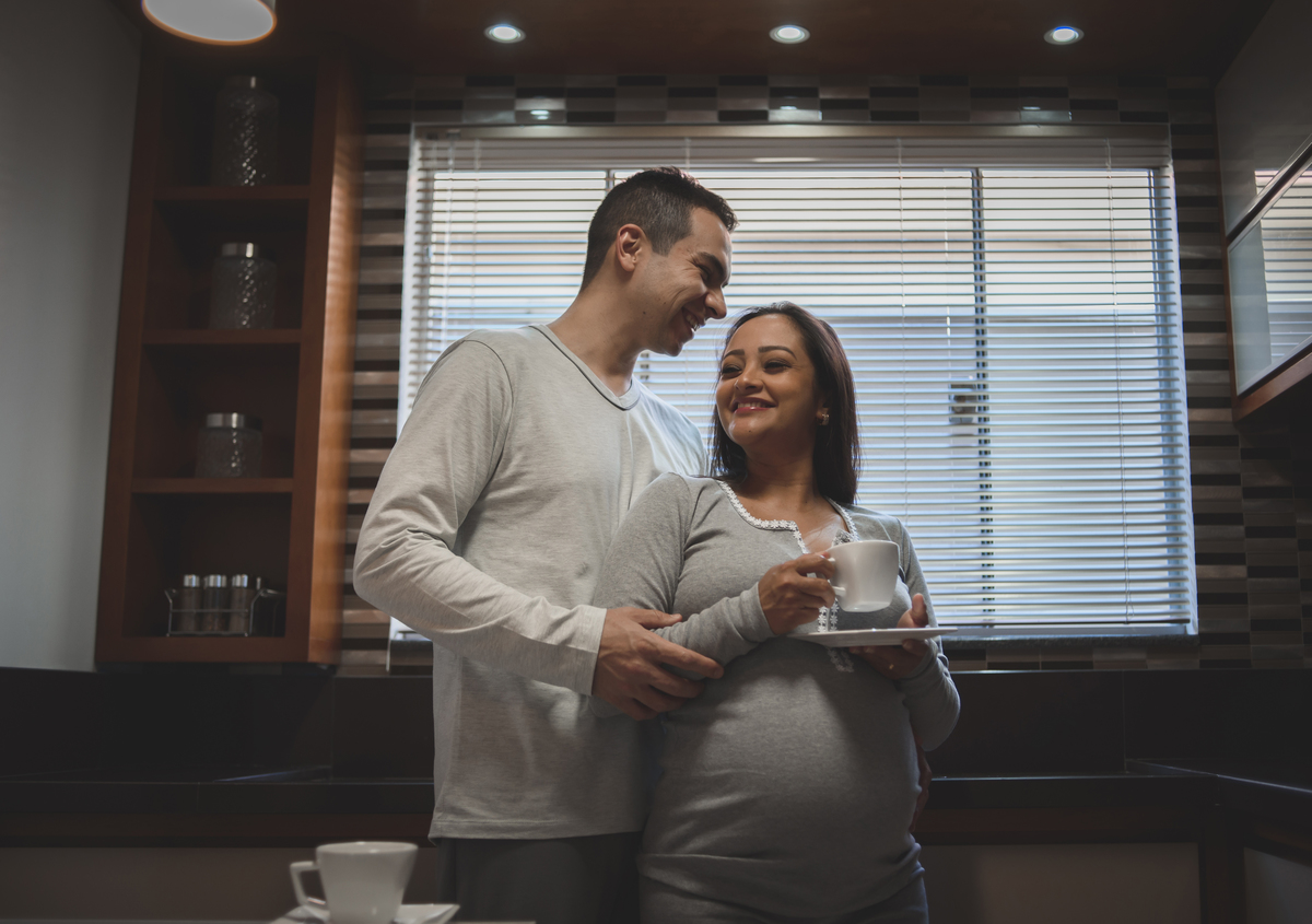 foto de casal gestante na cozinha