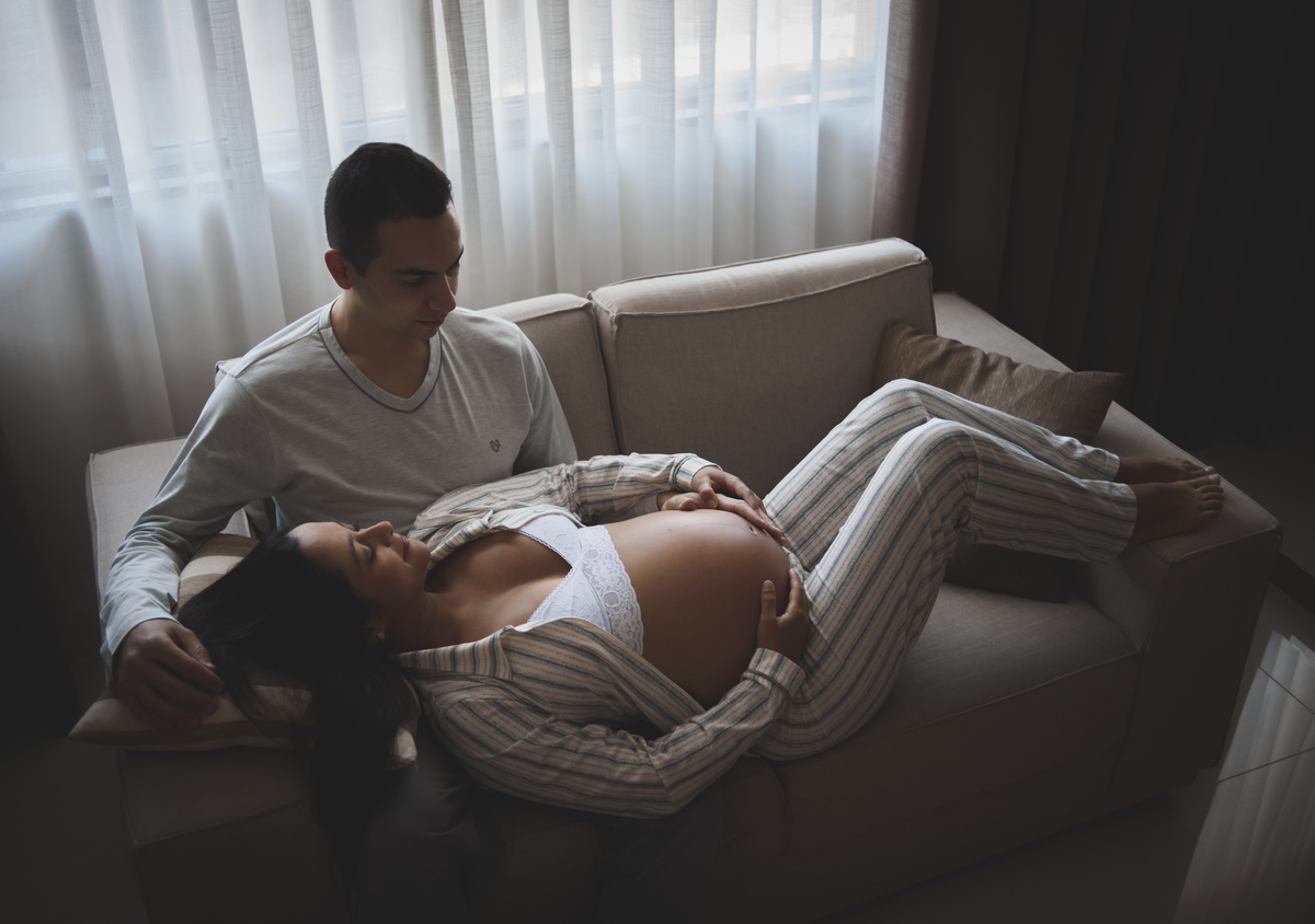 foto de casal gestante no sofa
