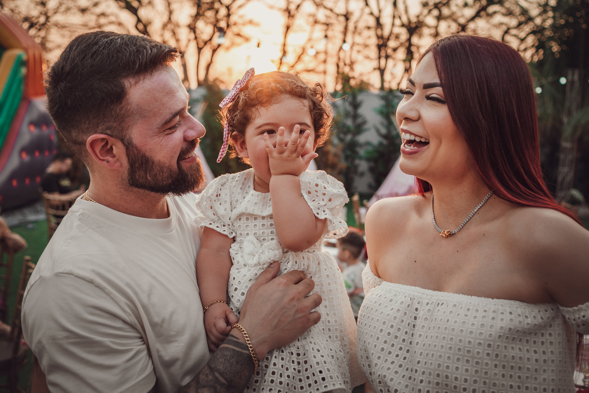 Foto de família feliz, criança mandando beijo