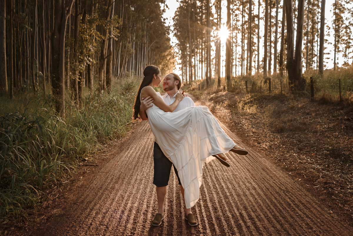 Ensaio pre casamento; pre wedding no por do sol em Foz do Iguaçu; fotógrafo Douglas Guimarães
