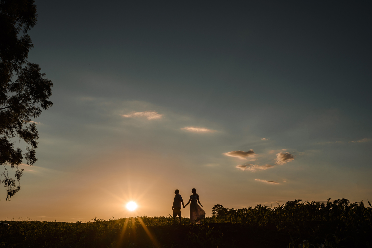 Ensaio pre casamento; pre wedding no por do sol em Foz do Iguaçu; fotógrafo Douglas Guimarães
